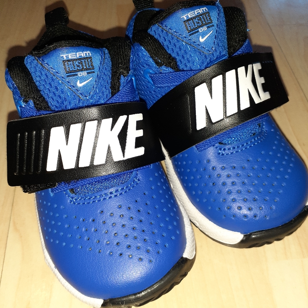 Nike Team Hustle D 8